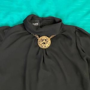 Black long-sleeved blouce